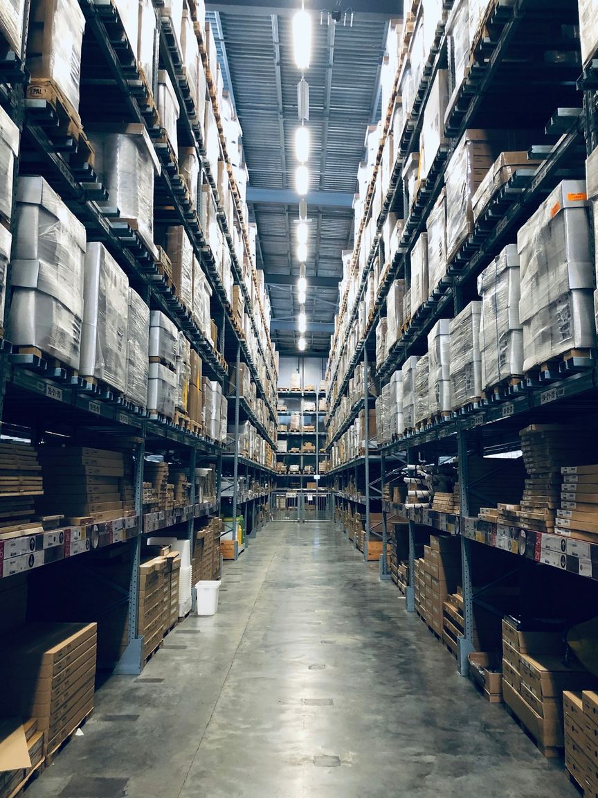 Allée d’entrepôt logistique avec rayonnages grande hauteur