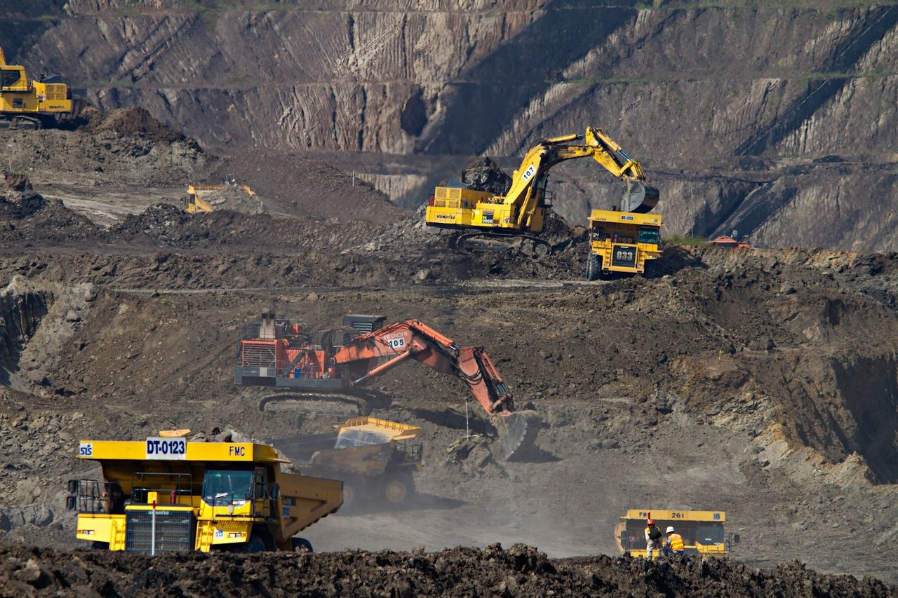 Vue aérienne d’une mine à ciel ouvert avec tombereaux et excavatrices
